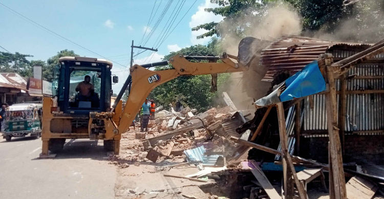 ভেঙ্গে দেয়া হলো অবৈধভাবে গড়ে ওঠা শতাধিক  ব্যবসা প্রতিষ্ঠান