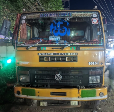 কমলগঞ্জে গাড়ি থামিয়ে কোম্পানির পাঠানো ময়দা বিক্রয়কালে আটক ২