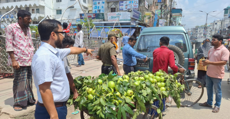 হাজীগঞ্জ বাজারে হকার বসলেই চলছে অভিযান