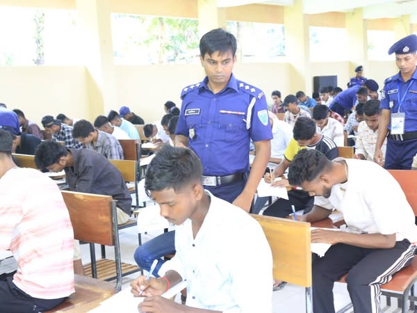 মৌলভীবাজারে কনস্টেবল পদে নিয়োগের লিখিত পরীক্ষা