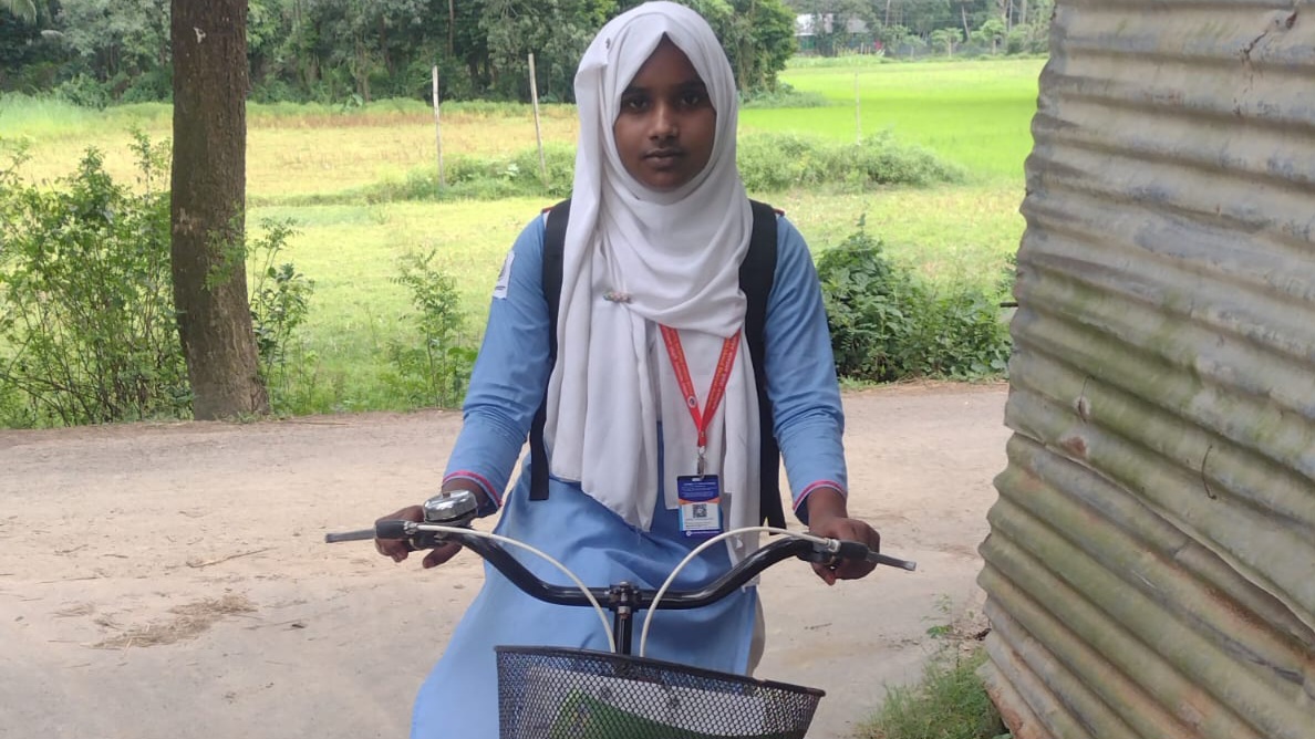 দারিদ্র্যকে জয় করতে চায় অদম্য লামিয়া