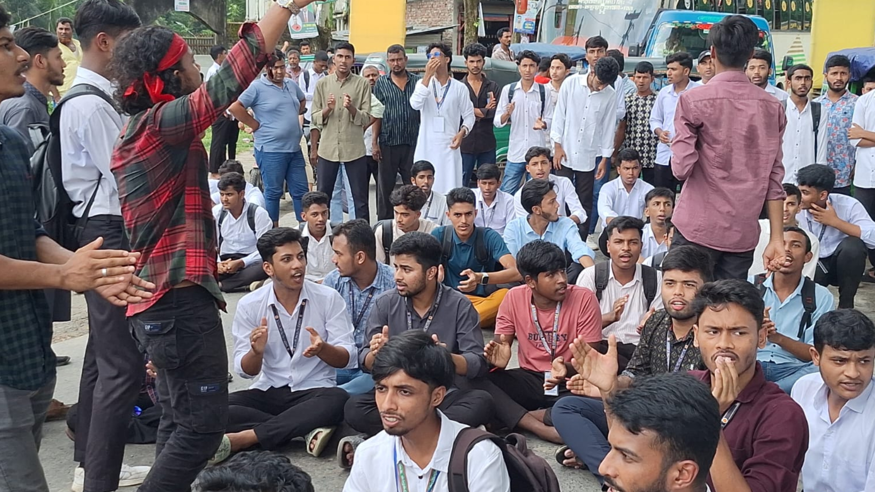 কচুয়ায় কারিগরি শিক্ষার্থীদের সড়কে  অবস্থান কর্মসূচি