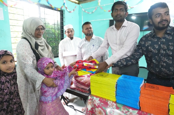 আল ইহসান সোশাল ডেভেলপমেন্ট সেন্টার কর্তৃক ১৩০ জন দরিদ্র ও এতিম শিক্ষার্থীর মাঝে পোশাক ও শিক্ষা উপকরণ বিতরণ