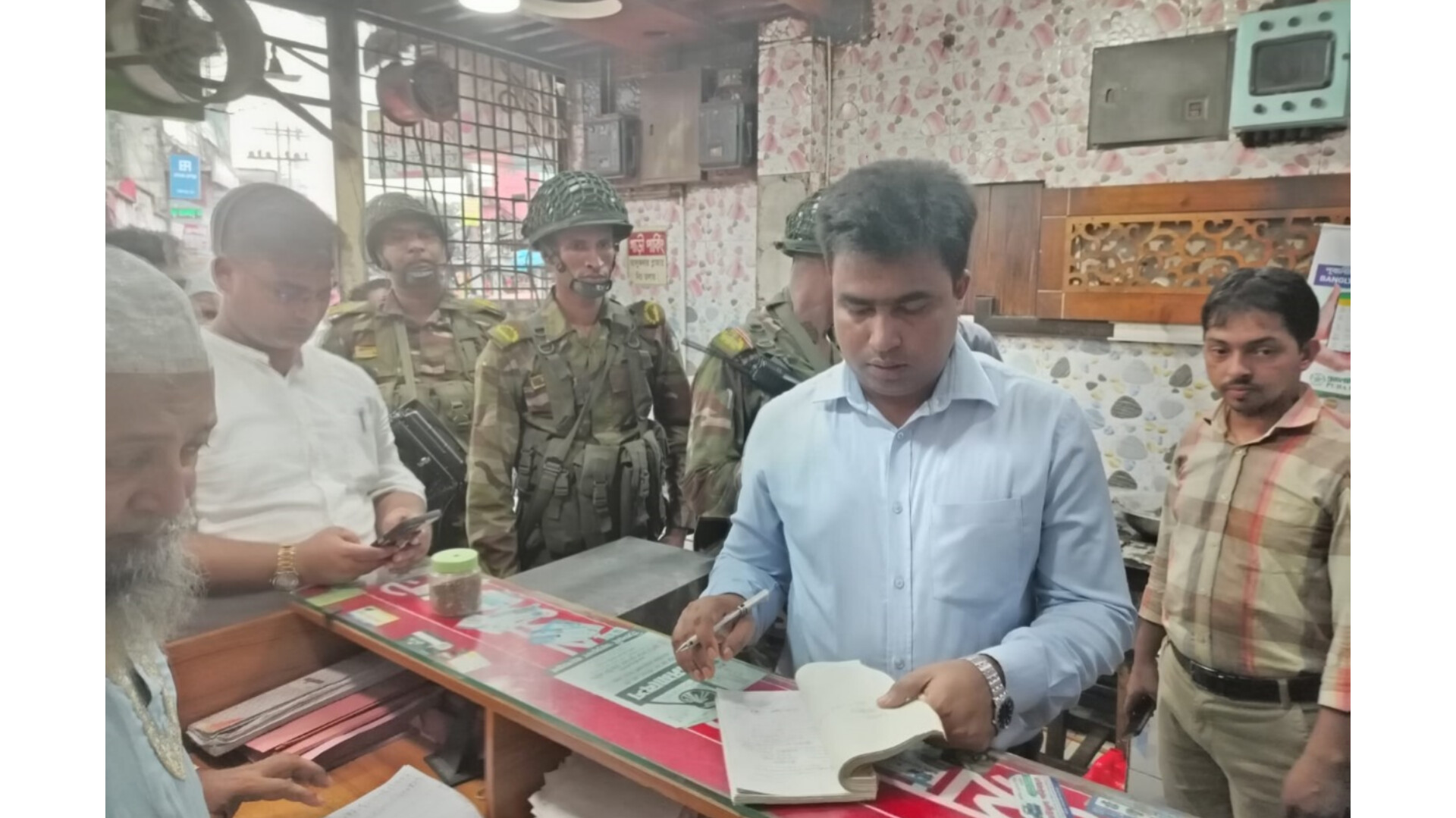 ফরিদগঞ্জে ভোক্তা অধিকারের অভিযানে পাঁচ ব্যবসা প্রতিষ্ঠানে ৪০ হাজার টাকা জরিমানা