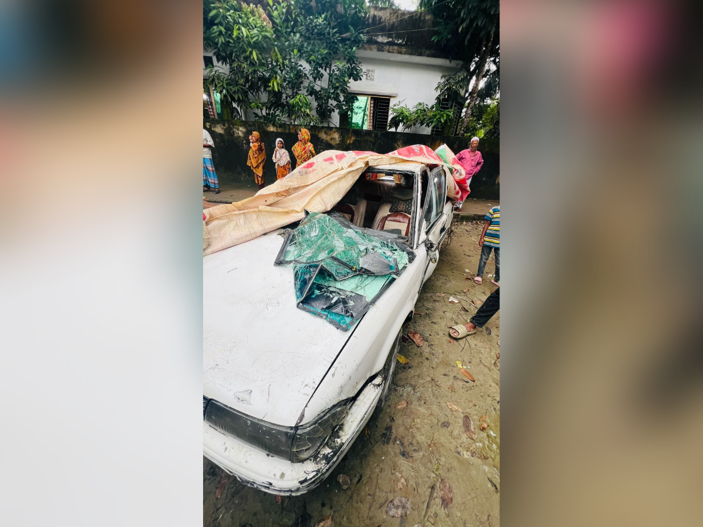 প্রশিক্ষণ প্রাইভেট কার পুকুরে পড়ে তরুণের মৃত্যু