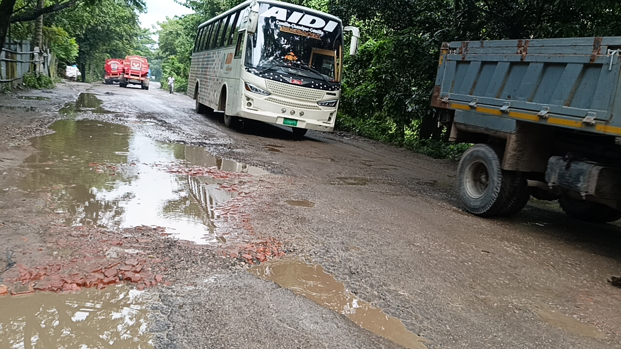 শাহরাস্তিতে যান চলাচলের অনুপযোগী হয়ে পড়ছে চাঁদপুর-কুমিল্লা আঞ্চলিক মহাসড়ক