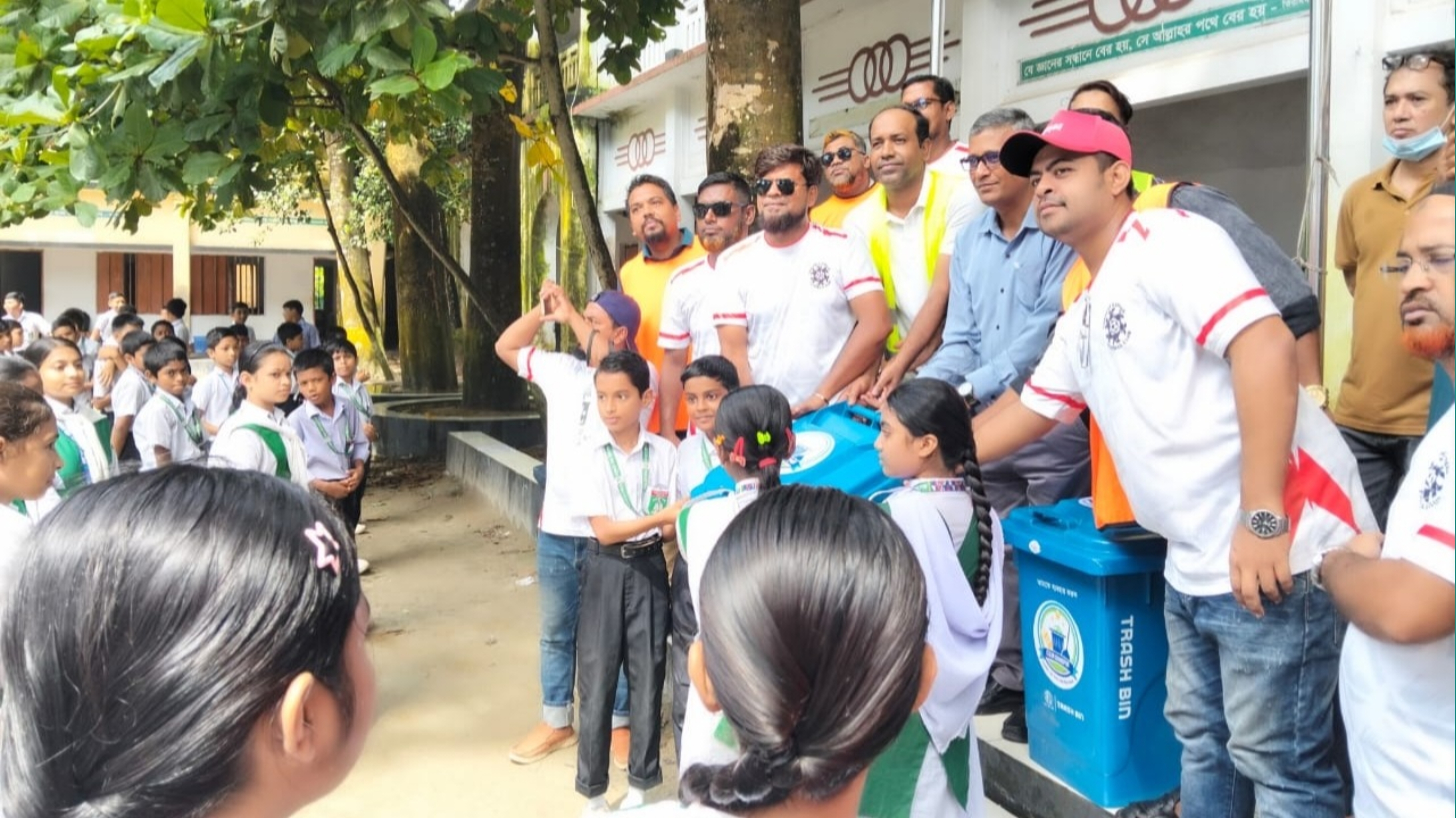 ক্লিন চাঁদপুর-এর পক্ষ থেকে বাবুরহাট হাইস্কুল ও কলেজে ডাস্টবিন বিতরণ