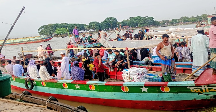 ঘাটেও ঝুঁকি, ট্রলারেও ঝুঁকি!