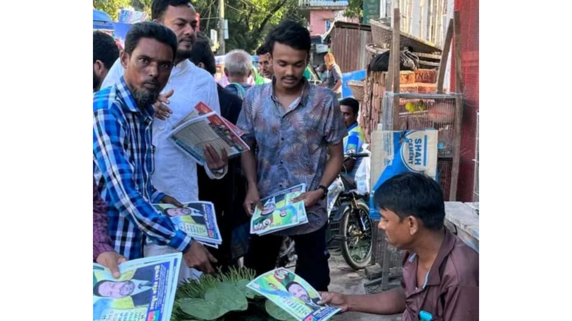 জাতীয়তাবাদী সাংস্কৃতিক দলের সভাপতি হুমায়ুন কবির বেপারীর পক্ষে ৩১ দফার লিফলেট বিতরণ