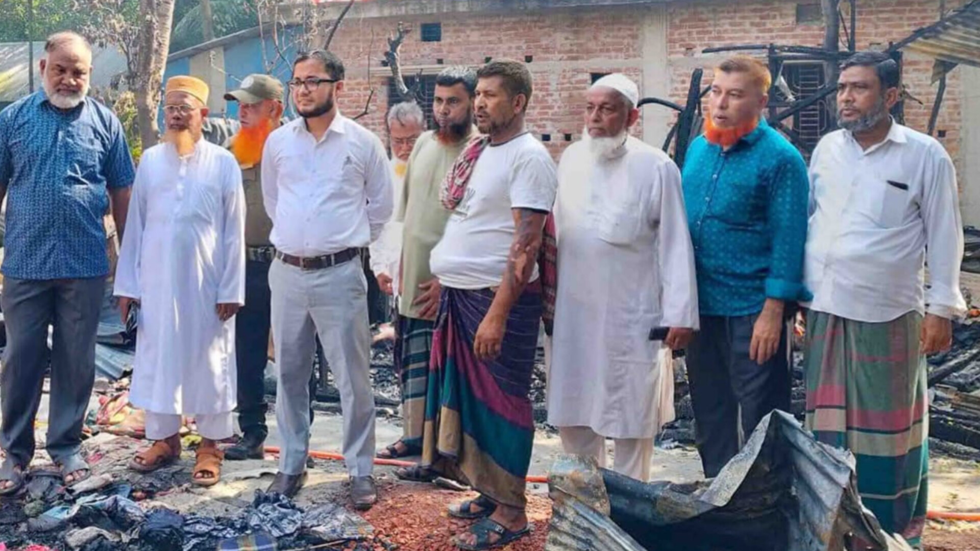 হাজীগঞ্জে অগ্নিকাণ্ডস্থলে গিয়ে ক্ষতিগ্রস্ত পরিবারের পাশে ইউএনও