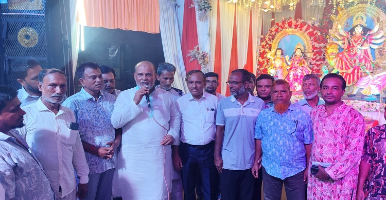 বিএনপি নেতা মোশারফ হোসাইনের পূজামণ্ডপ পরিদর্শন