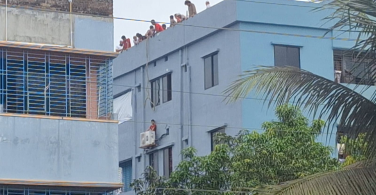 পালাতে গিয়ে এসির আউটডোরে আটকে গেলো মাদরাসা শিক্ষার্থী