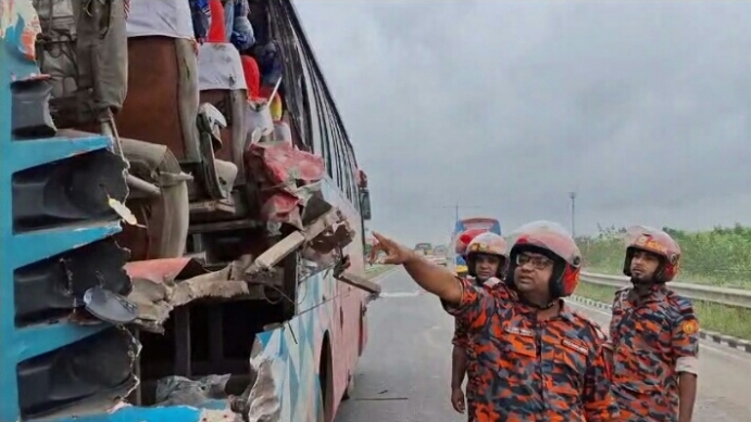 সিরাজদিখানে ঢাকা-মাওয়া মহাসড়কে বাসের ধাক্কায় হেলপার নিহত