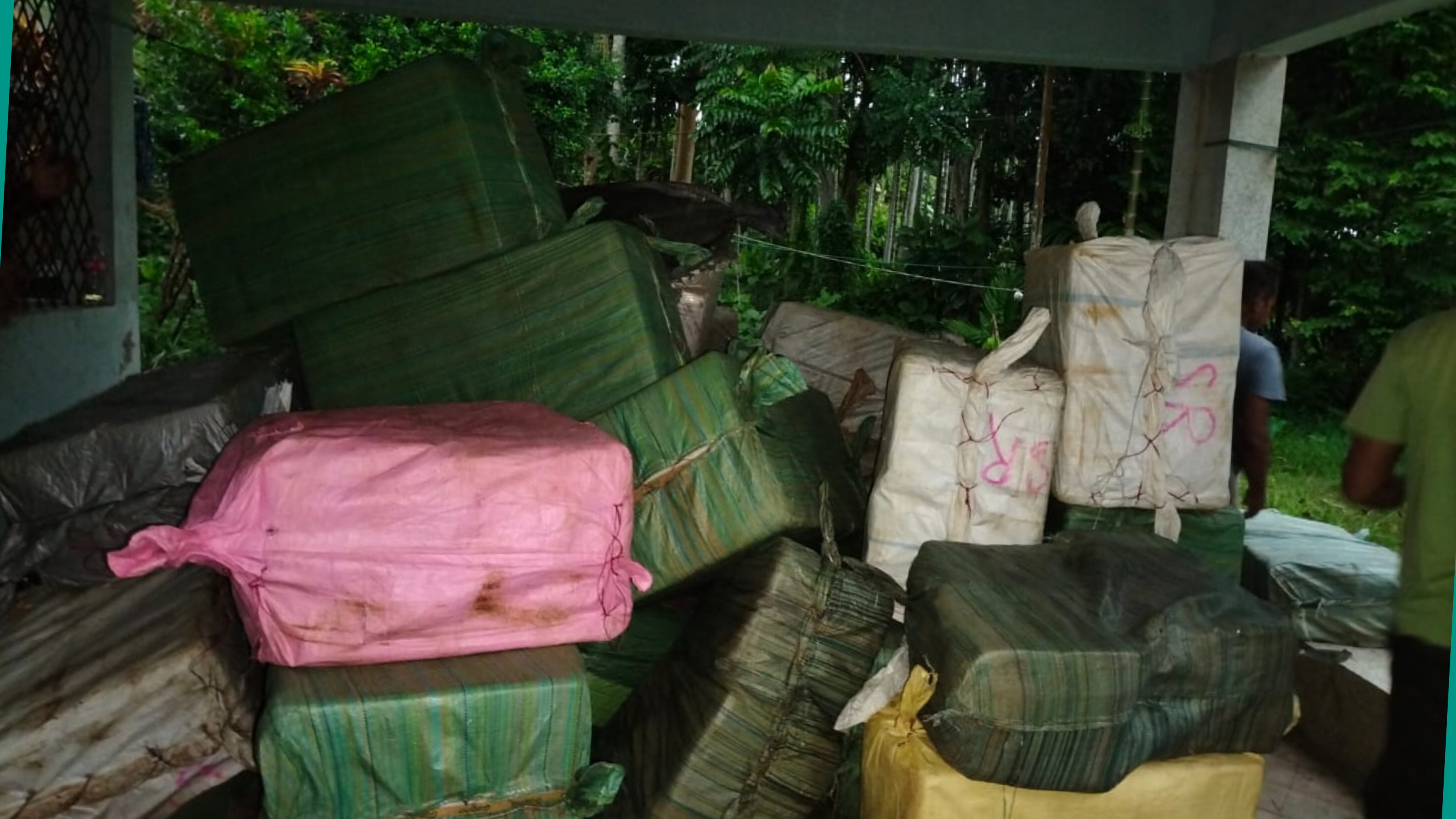 মৌলভীবাজারে যৌথ বাহিনীর অভিযানে কোটি টাকার ভারতীয় পণ্য জব্দ