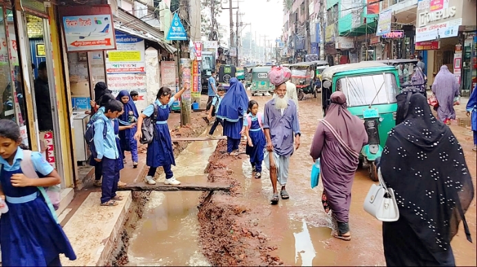 রায়পুর পৌরসভার সড়ক খোঁড়াখুঁড়িতে বেহাল, দুর্ঘটনায় আহত, চরম ভোগান্তি