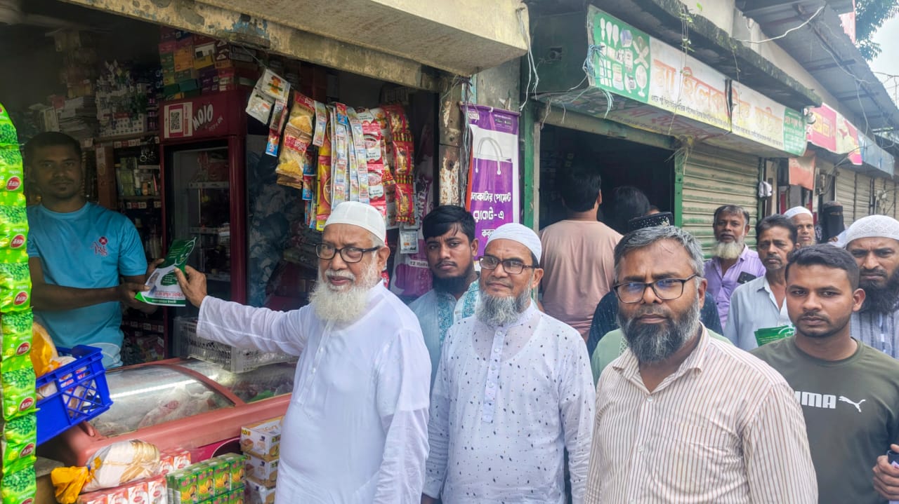 মতলব উত্তরের দুর্গাপুরে জামায়াতে ইসলামীর লিফলেট বিতরণ