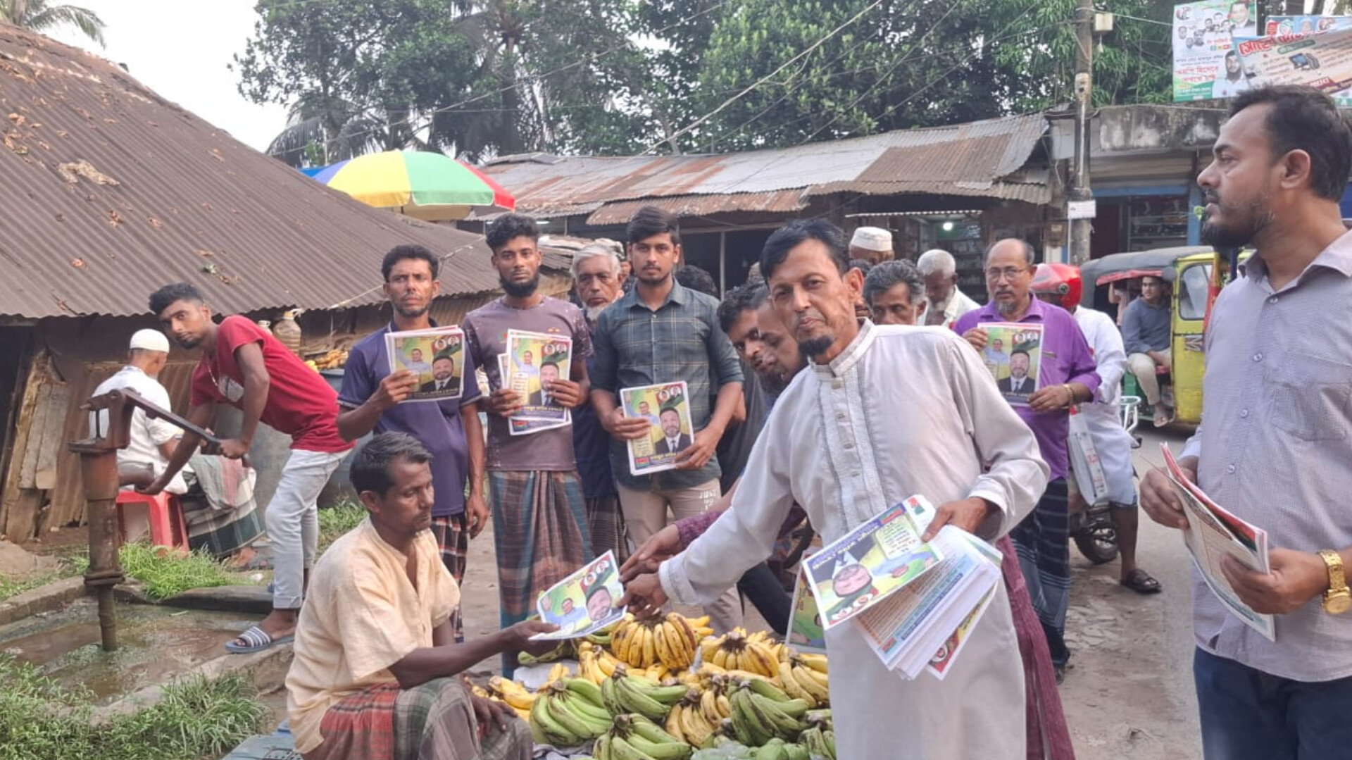কড়ৈতলীতে হুমায়ুন কবির বেপারীর পক্ষে বিএনপির ৩১দফার লিফলেট বিতরণ