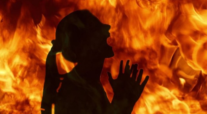 স্বামীর সাথে ঝগড়া, শরীরে কেরোসিন ঢেলে আগুন দিলো স্ত্রী