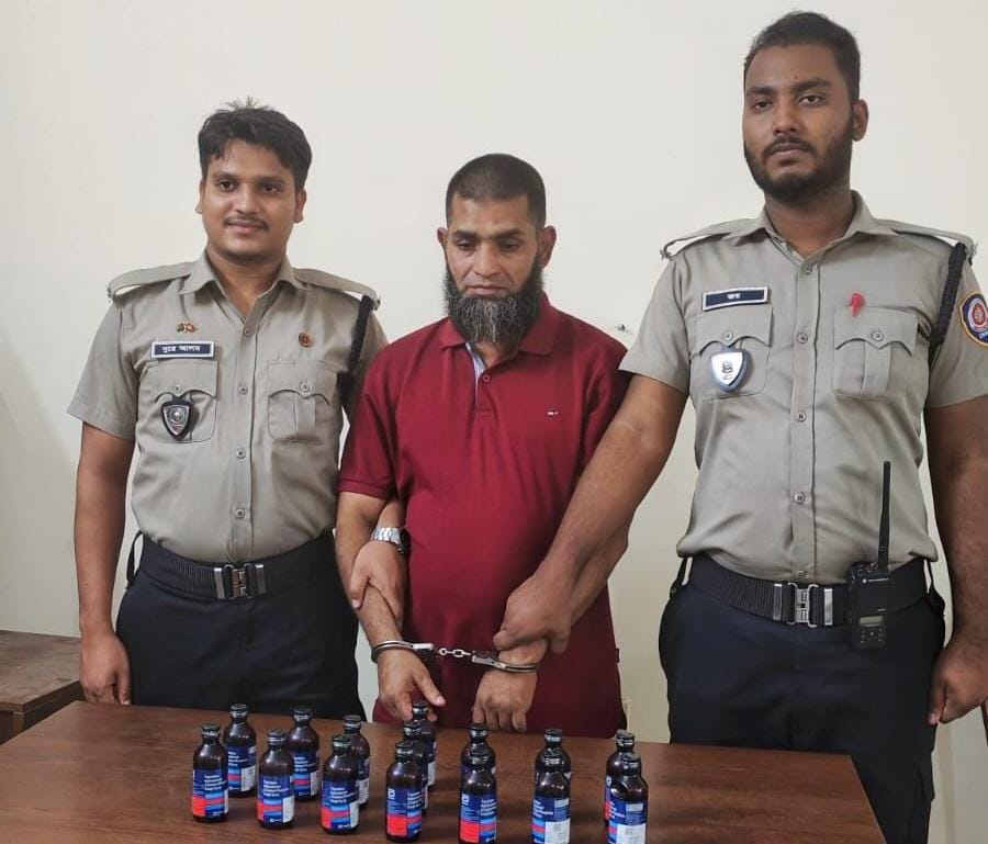 নোয়াখালীতে ক্রেতা সেজে ফেনসিডিল কারবারি গ্রেপ্তার