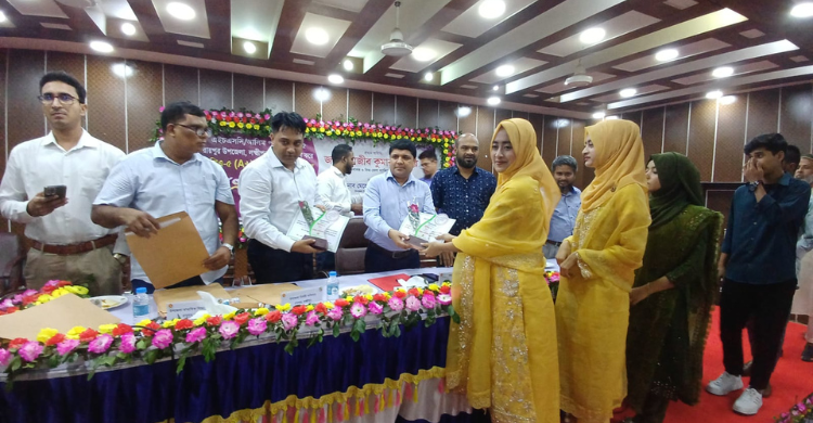 রায়পুরে এইচএসসিতে জিপিএ-৫ প্রাপ্ত কৃতী শিক্ষার্থীদের সংবর্ধনা