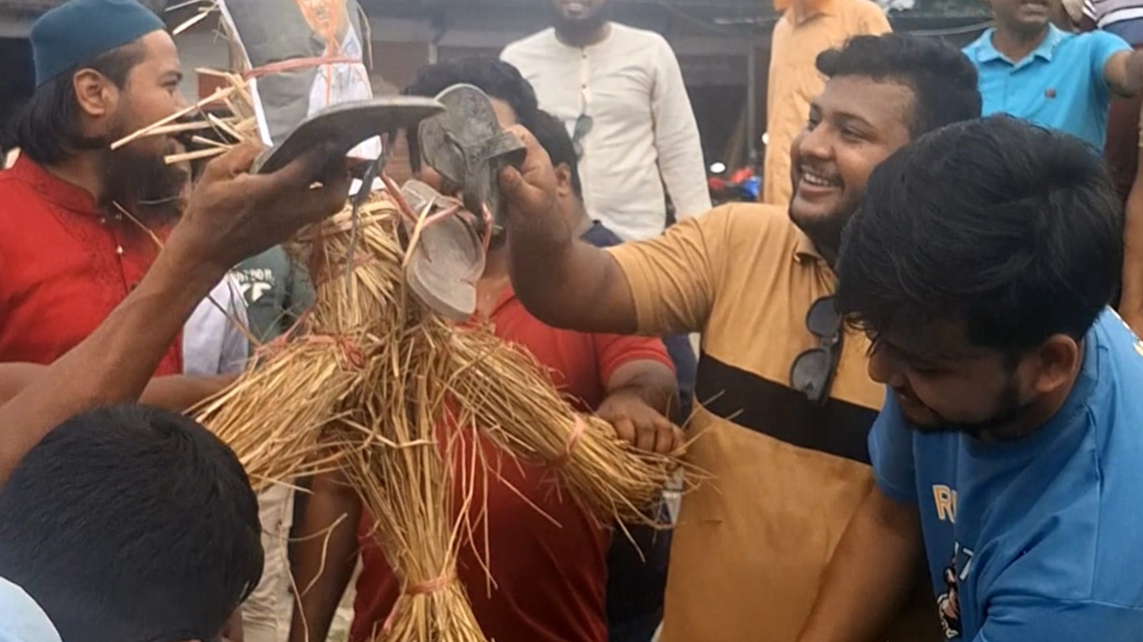 ফরিদগঞ্জে এনসিপির নাসিরুদ্দীন পাটওয়ারীর কুশপুত্তলিকা দাহ যুবদলের