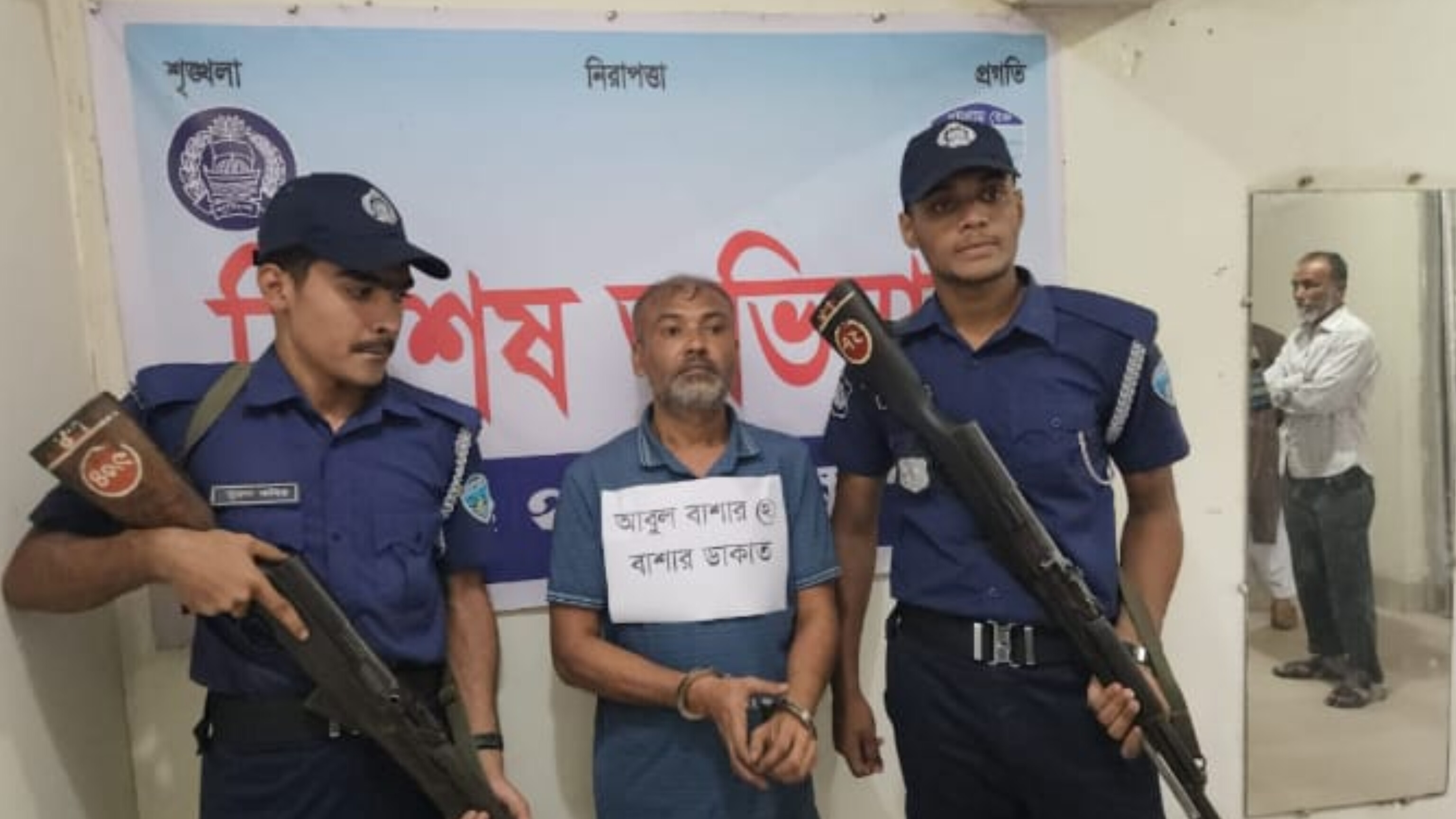 লক্ষ্মীপুরে ৩০ মামলার আসামী শীর্ষ ডাকাত সর্দার বাসার গ্রেফতার