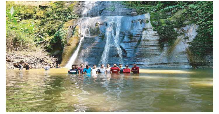 প্রকৃতির গহীনে কমলগঞ্জের হাম হাম ঝর্ণা