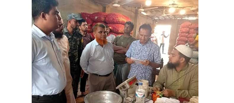 পুরাণবাজারে পেঁয়াজের আড়তসহ তিন প্রতিষ্ঠানকে জরিমানা