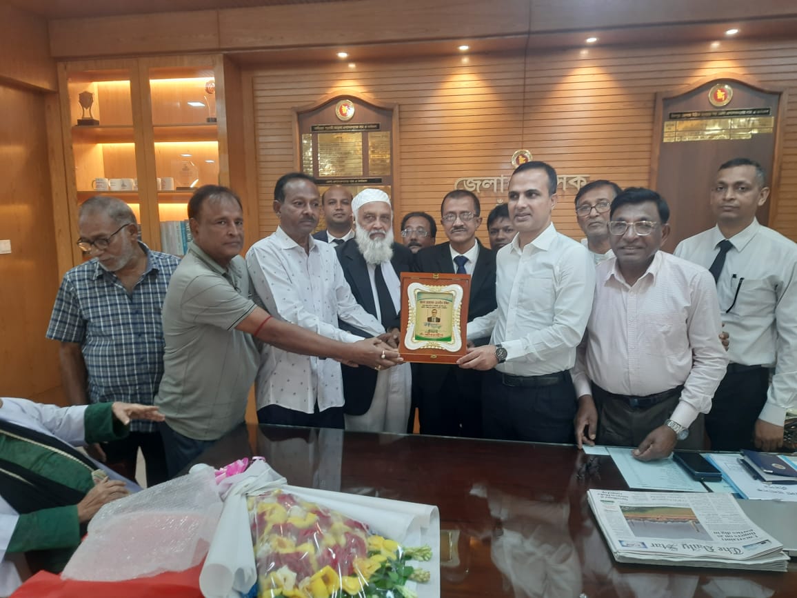 জীবনদীপে'র পক্ষ থেকে বিদায়ী জেলা প্রশাসককে শুভেচ্ছা স্মারক প্রদান