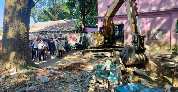 মতলব উত্তরে আইসিডিডিআরবির জমি দখলমুক্ত করতে উচ্ছেদ অভিযান