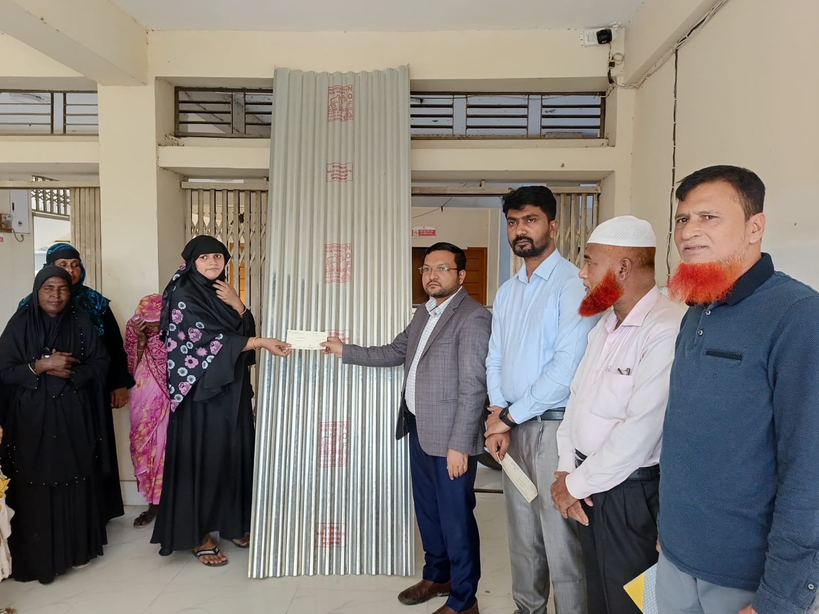 কচুয়ায় ১৯ পরিবারের মাঝে ঢেউটিন ও সহায়তার চেক বিতরণ