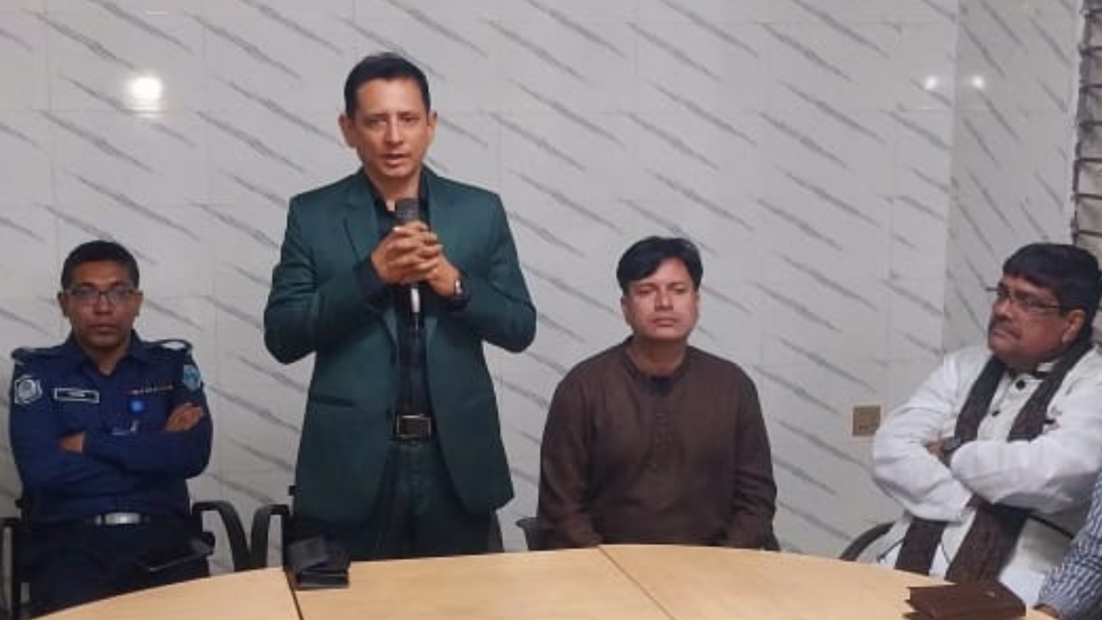 কুমিল্লায় সাংবাদিকদের ভালোবাসায় সিক্ত হলেন বিদায়ী পুলিশ সুপার