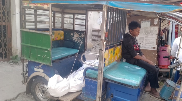 চার সন্তানের জনকের আত্মহত্যা! মৃত্যুর পর গায়েবী চিরকুট নিয়ে ধূম্রজাল