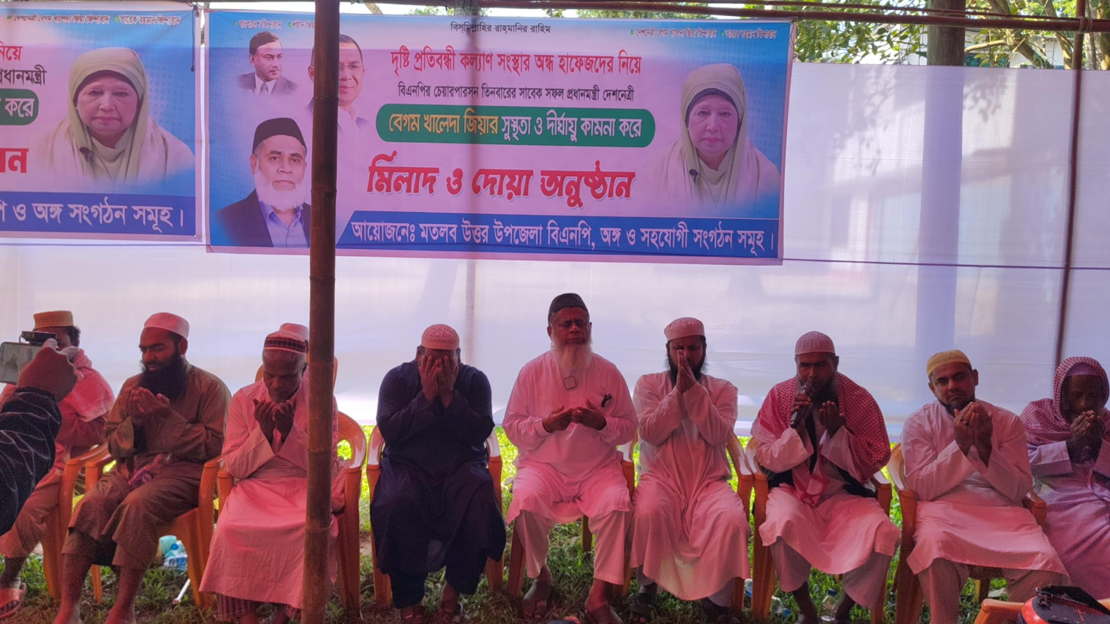 মতলব উত্তরে খালেদা জিয়ার সুস্থতা কামনায় দৃষ্টিপ্রতিবন্ধী হাফেজদের নিয়ে দোয়া