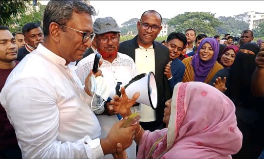 ধানের শীষের প্রার্থী শেখ ফরিদ আহমেদ মানিকের হাতে জমানো টাকা দিলেন বৃদ্ধা মমতাজ