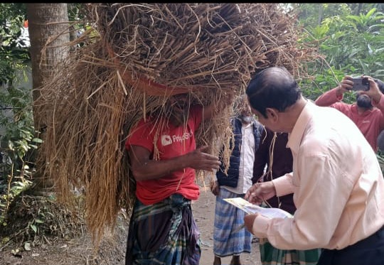 বিএনপির বার্তা ও ধানের শীষের শুভেচ্ছা পৌঁছে দিচ্ছি বাড়ি বাড়ি