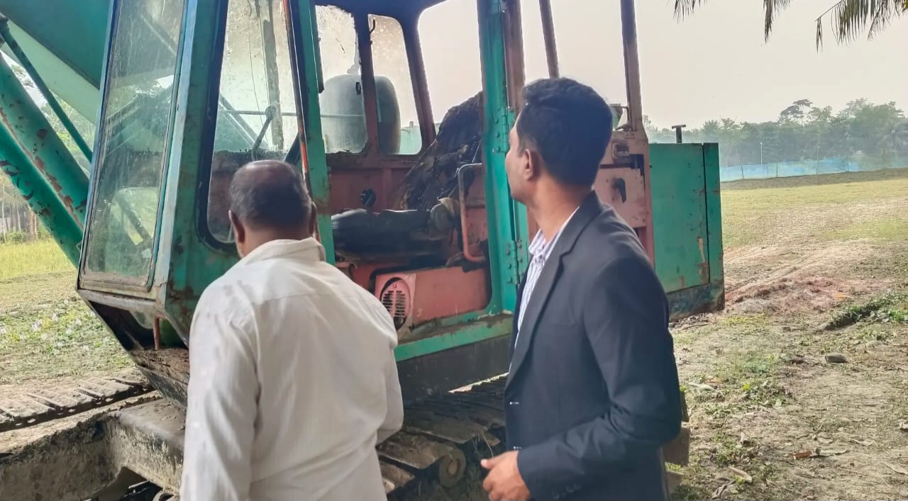 ফরিদগঞ্জে ফসলী জমি থেকে জোর করে মাটি কেটে নেওয়ার অভিযোগ