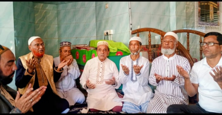 পুরাণবাজারে খালেদা জিয়ার সুস্থতা কামনায় দোয়া মাহফিল