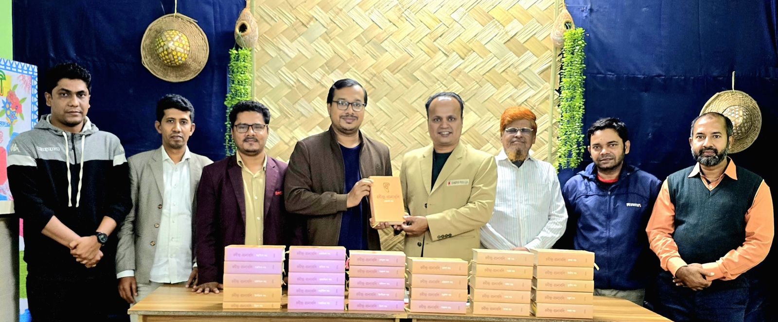 বিশিষ্ট আলোকচিত্রী সুদীপ্ত সালামের সৌজন্যে সাহিত্য একাডেমিতে যুক্ত হলো রবীন্দ্র-রচনাবলি ৩০ খণ্ড