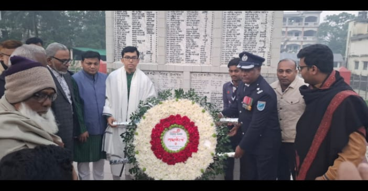 ফরিদগঞ্জে বিজয় দিবসের প্রত্যুষে শহীদ বেদিতে শ্রদ্ধাঞ্জলি