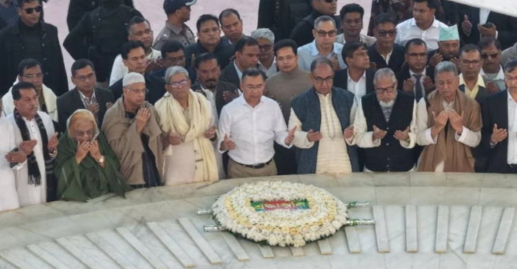 ১৯ বছর পর বাবার কবর জিয়ারত করলেন তারেক রহমান