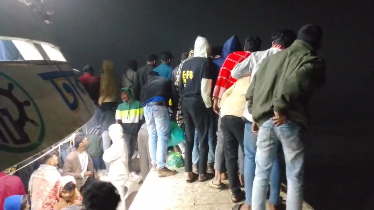মতলবের মেঘনায় ঘন কুয়াশায় লঞ্চ-বাল্কহেড সংঘর্ষ সত্ত্বেও সহস্রাধিক যাত্রীর প্রাণ রক্ষা
