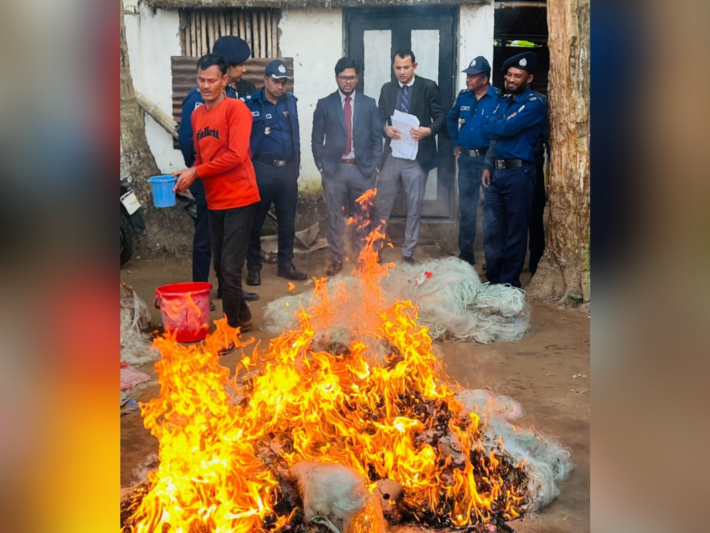 আদালতের নির্দেশে তিন লাখ টাকার অবৈধ কারেন্ট জাল পুড়িয়ে ধ্বংস