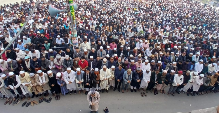 চাঁদপুরে বেগম খালেদা জিয়ার গায়েবানা জানাজায় হাজারো মানুষের ঢল