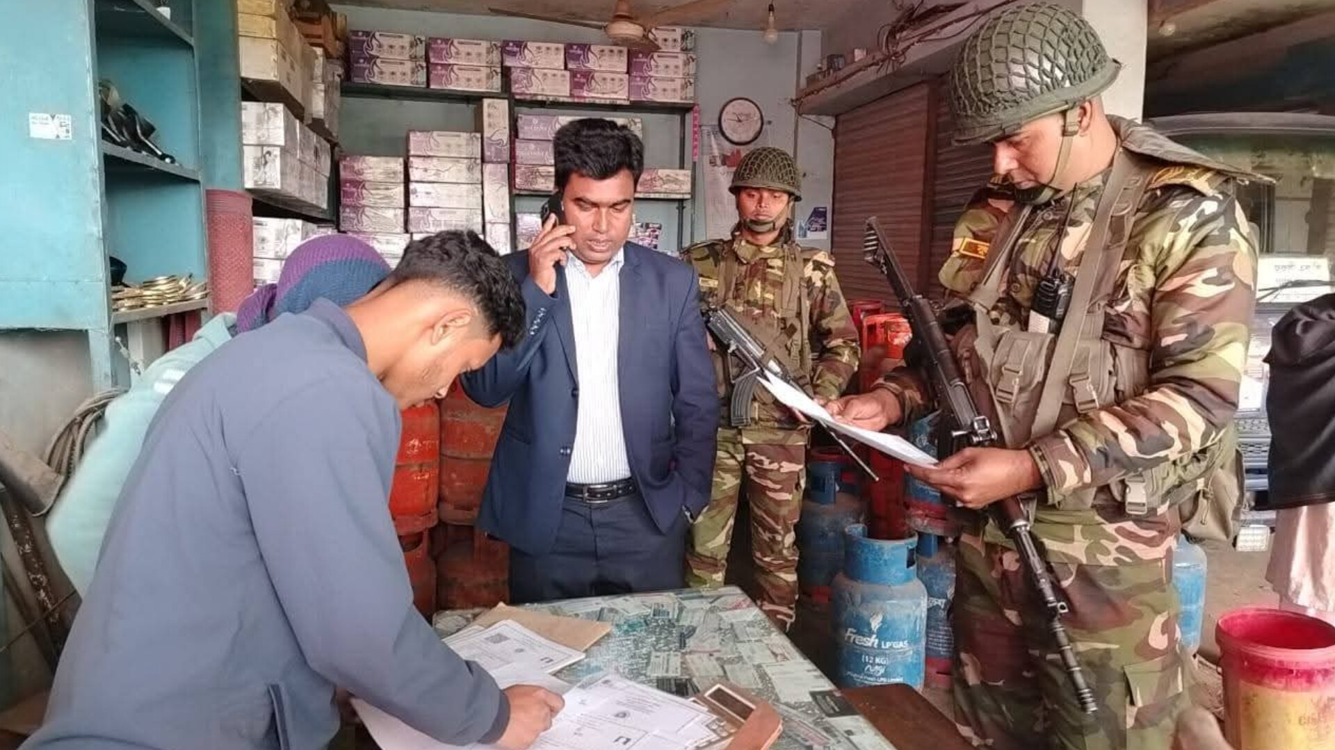 চাঁদপুরে ভোক্তা অধিকার ও যৌথবাহিনীর অভিযানে আলম ব্রাদার্সকে ২ লাখ টাকা জরিমানা