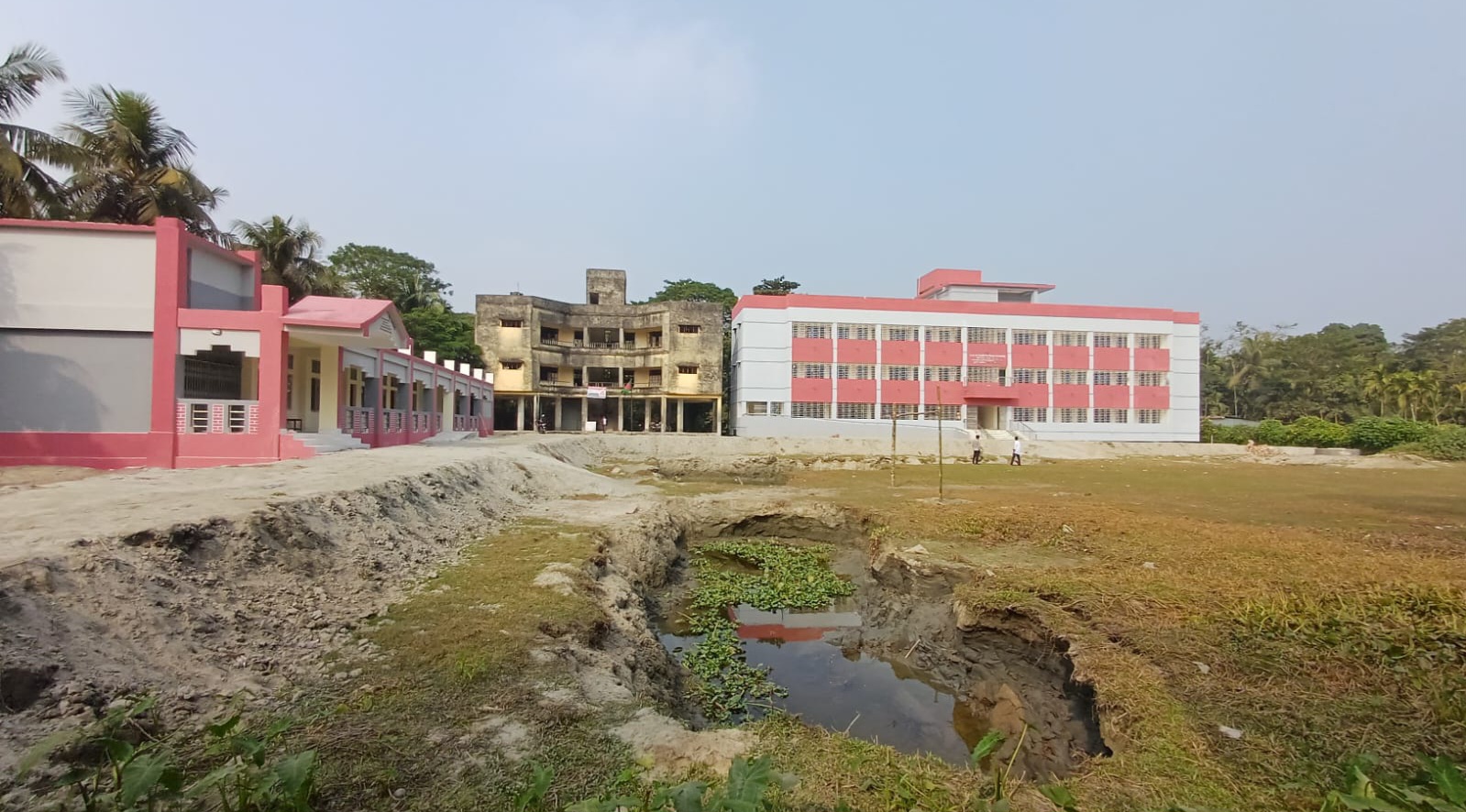 রায়পুরে বিদ্যালয়ের মাঠ কেটে রাস্তা নির্মাণের অভিযোগ