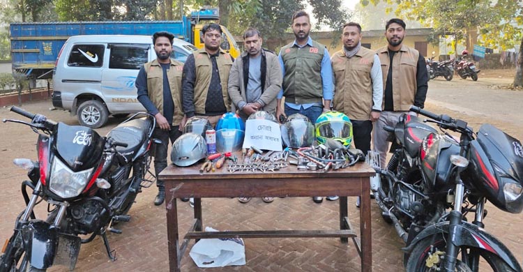 চোরাই মোটরসাইকেল ও চুরির কাজে ব্যবহৃত সরঞ্জামসহ ২৭ মামলার আসামি গ্রেপ্তার