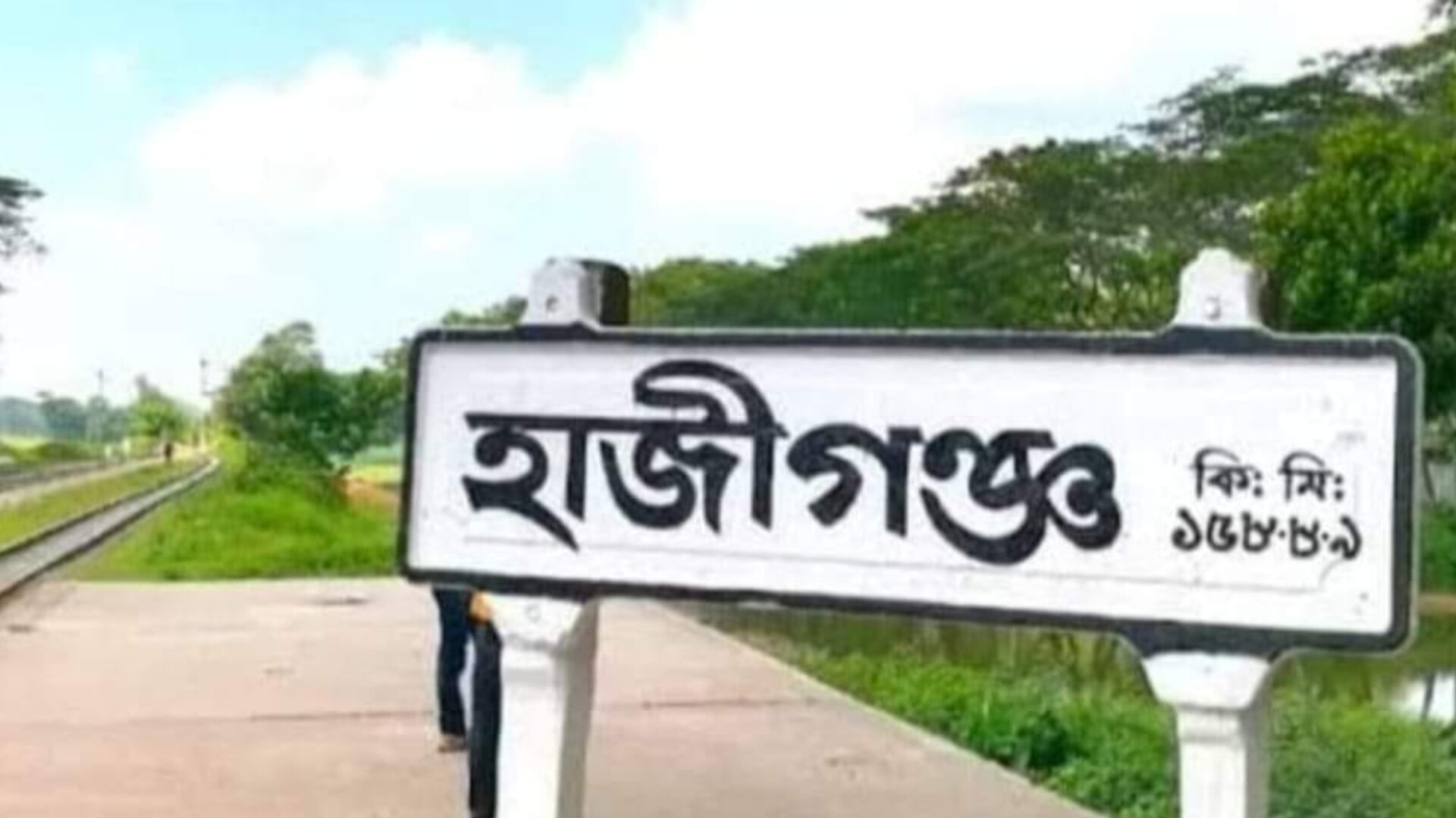 হাজীগঞ্জে মায়ের দাফন চলাকালে মারা গেলেন মেয়ে