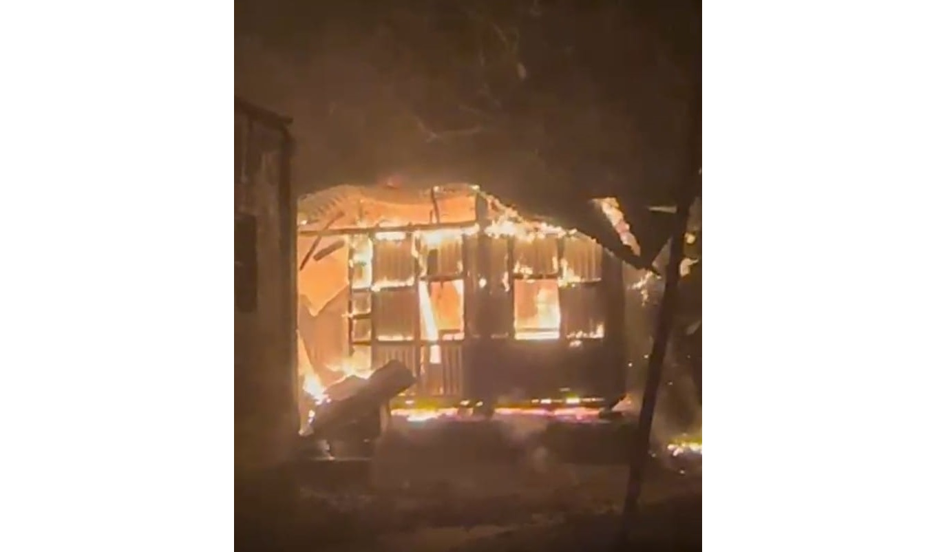 ফরিদগঞ্জের নলগোড়ায় আগুন লেগে সাবেক সেনা সার্জেন্টের বসতঘর পুড়ে গেছে