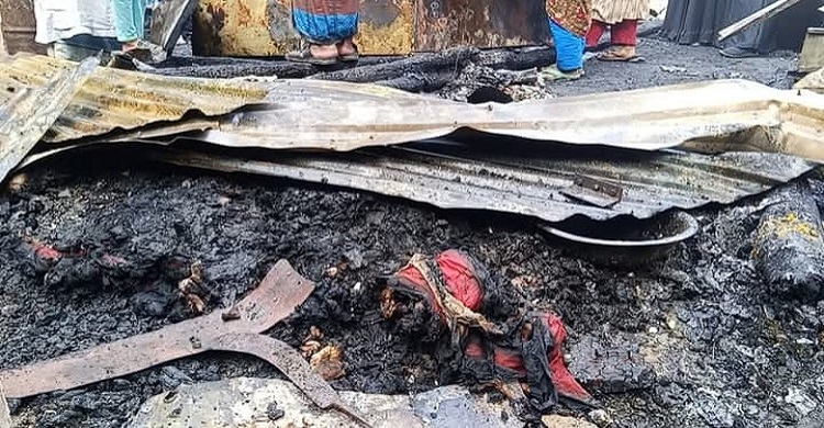 মতলব উত্তরে ভয়াবহ অগ্নিকাণ্ডে বসতঘর পুড়ে গেছে